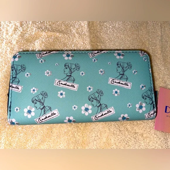 CINDERELLA ZIP WALLET BY DANI BY “DANIELLE NICOLE” BRAND WITH DISNEY…BRAND NEW! - Picture 2 of 6